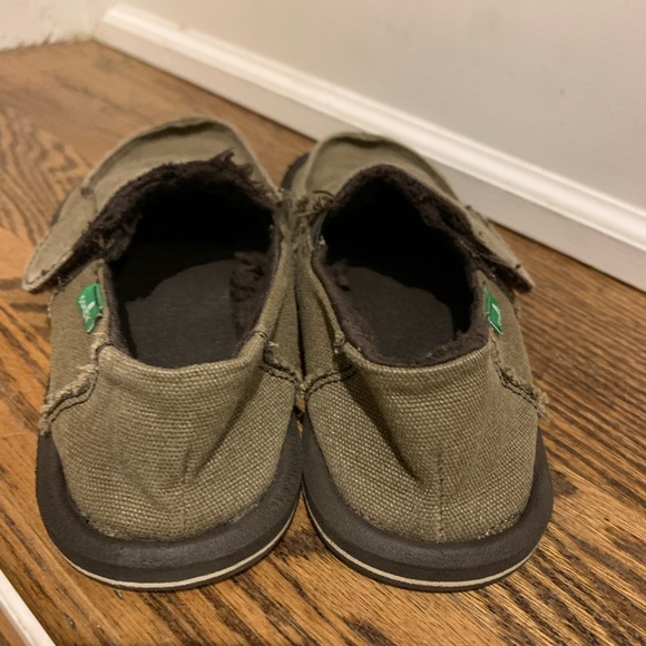 Sanuk slip on with velcro strap and fleece inside. Brown size 13 boys/girls - Picture 3 of 7